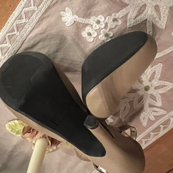 Women’s 4 1/2 inch high heel color, beige, or tan size 8 like new condition - Picture 5 of 5